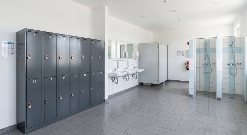 Sozialräume mit gereinigten Spinden, frischen Duschen und hygienischen Sanitäranlagen